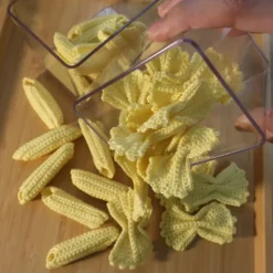 Alternative view of พาสต้า/มะเขือเทศ/เพรทเซล/ครัวซองต์ โครเชต์ ขนาดจริง